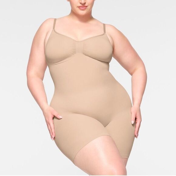 SKIMS Sculpting Seamless Shaping Mid Thigh Bodysuit In Clay Nude - Picture 4 of 10
